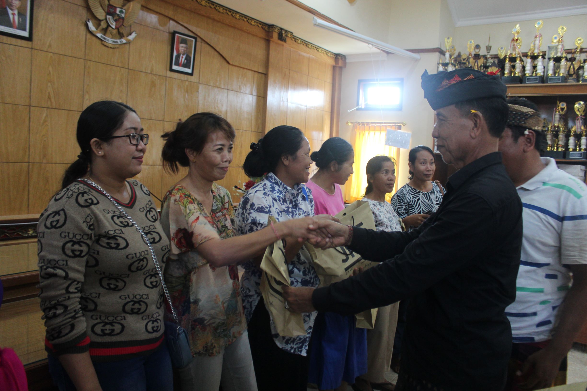 Serah Terima Baju Lansia Desa Kesiman Petilan